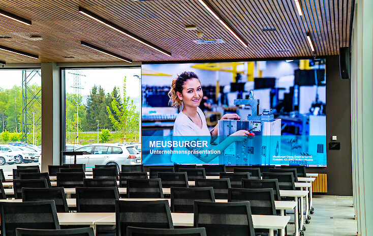 Modernste LED-Wall und multifunktionale Meetingräume